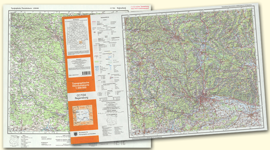 Zwei Historische Topographische Übersichtskarten im Maßstab 1:200.000 liegen nebeneinander. Die linke Karte ist leicht schräg angeordnet und zeigt noch den orangen Umschlag.